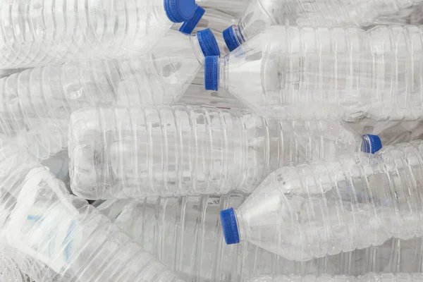 Een Stapel Lege Transparante Plastic Waterflessen Met Blauwe Doppen Van — Stockfoto