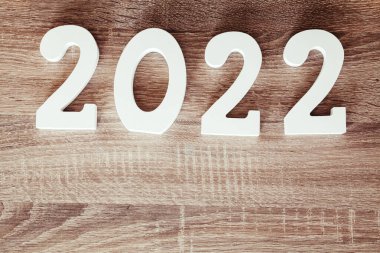 2022 sayısı meşe ağacından bir tahtanın üzerinde yapılmış. Numaranın altında kopyalama alanı var ve en üstte de gölge var..