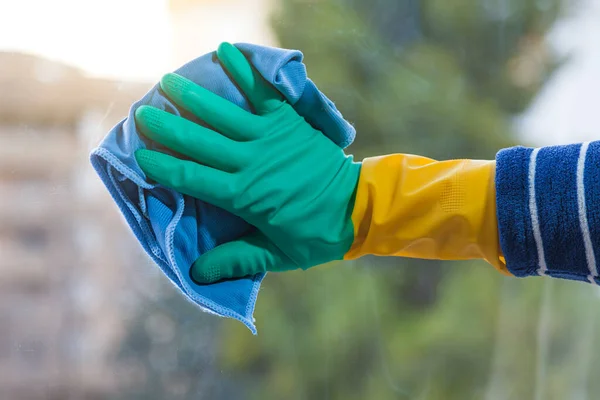 Una Mano Con Guante Goma Amarillo Verde Está Limpiando Vidrio —  Fotos de Stock