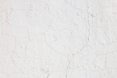 Çimentoyla sıvanmış ve beyaz boyayla boyanmış. Çatlakların ve kusurların dokusu görülebilir..