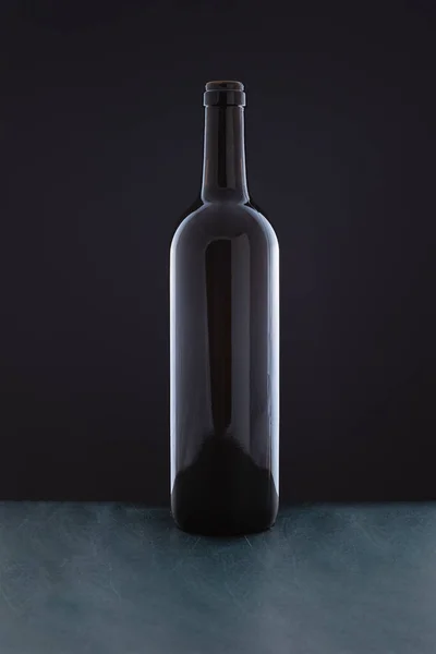 Una Superficie Madera Verde Frente Fondo Negro Hay Una Botella —  Fotos de Stock