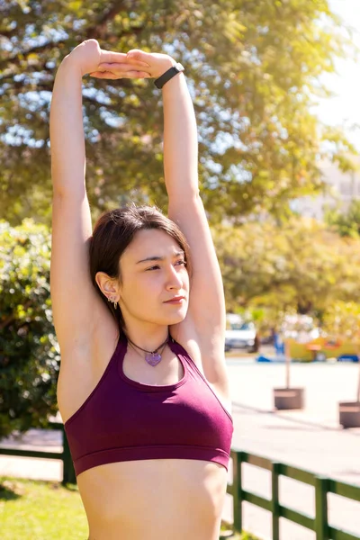 Una Joven Atleta Caucásica Haciendo Ejercicios Estiramiento Espalda Levantando Los Imagen De Stock