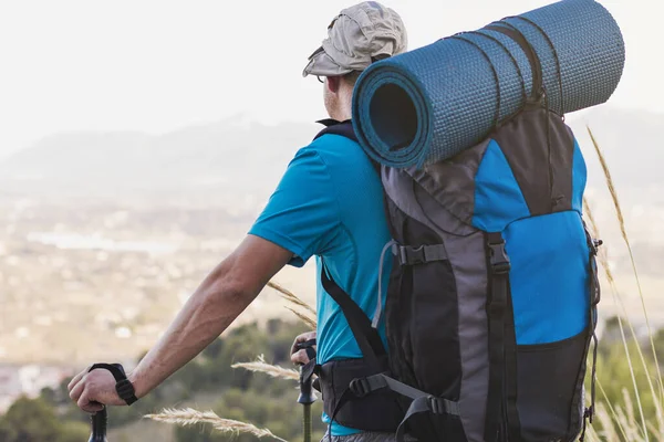 Excursionista Irreconocible Adulto Varón Caucásico Con Una Mochila Esterilla Bastones —  Fotos de Stock