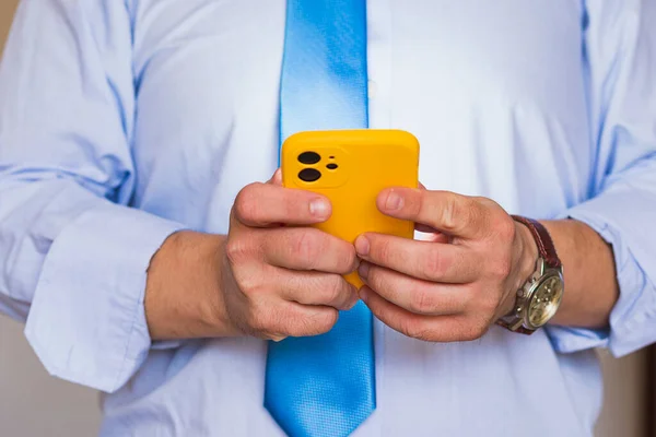 Close Hands Unrecognizable Caucasian Man Holding Cell Phone Yellow Case — Stock fotografie