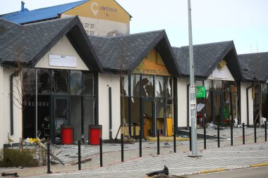 Bucha, Ukrayna - 12 Nisan 2022: Rus ordusunun işgali sonrasında pazar dükkanlarını yok etti ve yağmaladı 