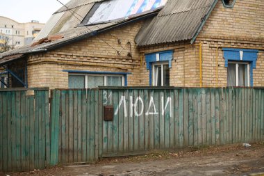 Bucha, Ukrayna - 12 Nisan 2022: Rus işgali sırasında Bucha 'da özel bir evin çitlerine 