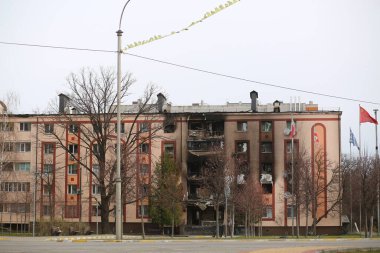 Bucha, Ukrayna - 12 Nisan 2022: Rusya 'nın ağır topçu ateşi ve bombardımanı sonrasında Bucha' daki çok katlı bir evin ön cephesi hasar gördü ve yandı