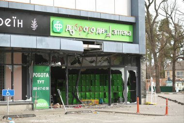 Bucha, Ukrayna - 12 Nisan 2022: Rus ordusu işgali ve işgali sonrasında süpermarket yok edildi