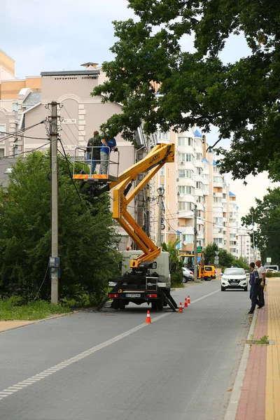 Bucha Ucrania Junio 2022 Electricistas Arreglando Líneas Eléctricas Después Ocupación — Foto de Stock