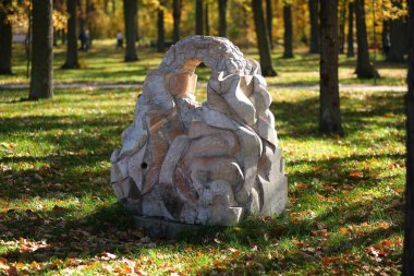 Bucha, Ukrayna - 16 Ekim 2022: Şehir parkındaki soyut modern mermer heykel
