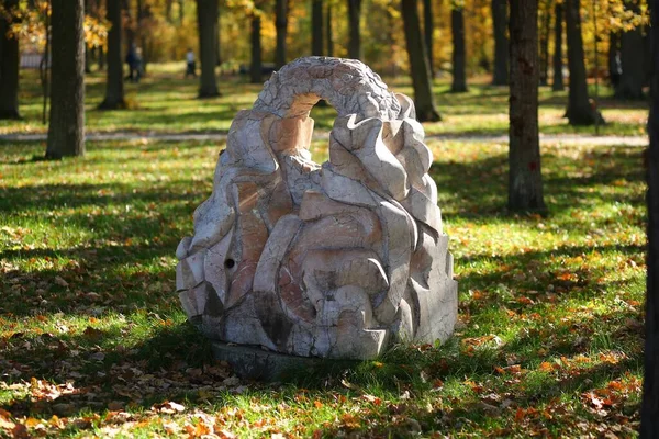乌克兰布查 2022年10月16日 城市公园现代大理石雕塑摘要 — 图库照片