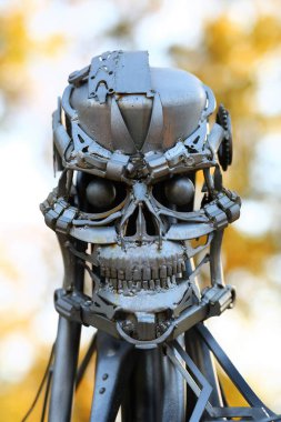 Bucha, Ukrayna - 16 Mayıs 2022: Şehir parkında bir demir adamın veya robotun metal heykeli.