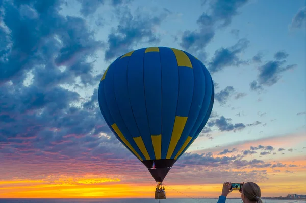 Dziewczyna Robi Zdjęcia Telefonem Balonu Zachodzie Słońca Morzu Balon Powietrza — Zdjęcie stockowe