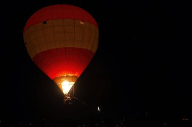 Akşam gökyüzü hava balonu