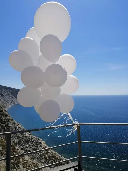 Globos Blancos Vuelan Cielo Azul Montañas Fondo Con Vista Mar —  Fotos de Stock