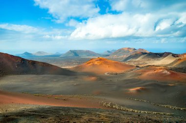 Lanzarote, Kanarya Adaları, İspanya 'daki Timanfaya Ulusal Parkı' ndaki volkanik manzara. Volkan kraterlerinin dramatik manzarası ve siyah ve kırmızı lavlı çöl, kül. Ay veya Mars yüzeyi