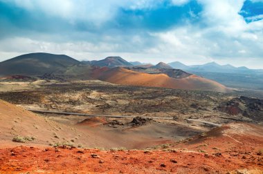 Lanzarote, Kanarya Adaları, İspanya 'daki Timanfaya Ulusal Parkı' ndaki volkanik manzara. Volkan kraterlerinin dramatik manzarası ve siyah ve kırmızı lavlı çöl, kül. Ay veya Mars yüzeyi
