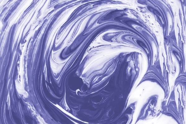 Resumen púrpura o violeta y fondo fluido blanco con remolinos y patrón de ondas. Pintura acrílica líquida mixta tonificada en el moderno color Very Peri del año 2022. Textura de mármol monocromo — Foto de Stock