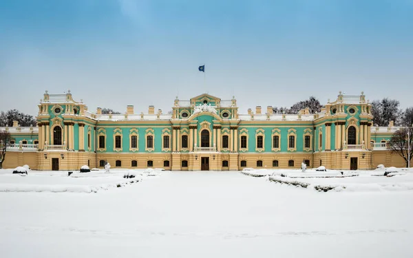 Mariyinsky Palace on winter day in Kyiv, Ukraine. Front facade of official ceremonial residence of the President of Ukraine. Beautiful baroque building in Mariinsky park on Dnipro river bank — Stock Photo, Image