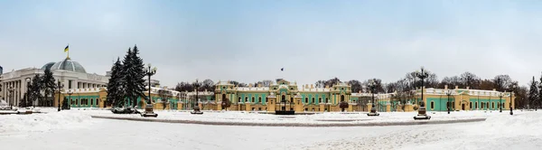 Panorama of Mariyinsky Palace on winter day in Kyiv, Ukraine. Front facade of official ceremonial residence of Ukrainian President. Beautiful baroque building in Mariinsky park on Dnipro river bank — Stock Photo, Image