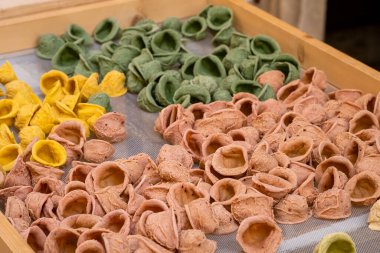Bari sokaklarında satılan taze renkli Orecchiette. Güney İtalya 'daki Puglia ya da Apulia bölgesinin tipik el yapımı makarnası. Geleneksel İtalyan yemekleri.