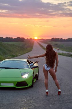 Yeşil Lamborgini günbatımı yolda ıssız