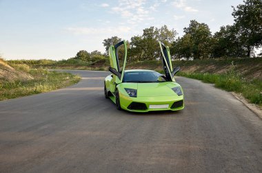 Yeşil Lamborgini günbatımı yolda ıssız