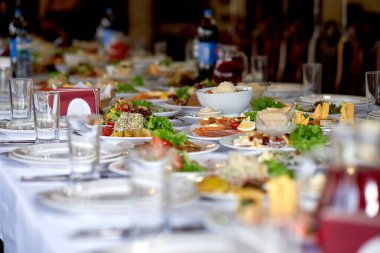 Restoranda yemek, akşam yemeği, kutlama yemekleri.