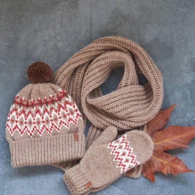 El yapımı örgü eldivenler ve izole edilmiş bir eşarp.