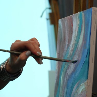 Pastel açık mavi mor sanat eserleri yaklaşıyor.