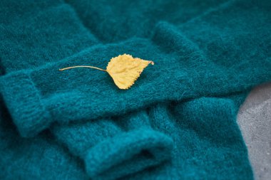 Yeşil örülmüş el yapımı gri arka plan