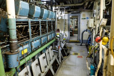 Ekstra büyük bir kargo gemisinin kontrol odası.