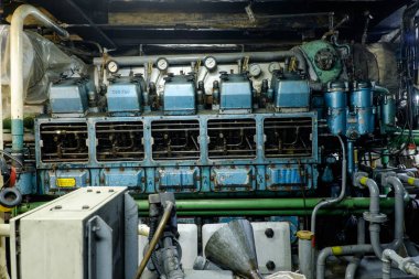 Ekstra büyük bir kargo gemisinin kontrol odası.