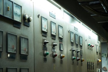 Ekstra büyük bir kargo gemisinin kontrol odası.