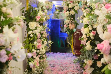 Düğün töreni. Renkli ışıklar. Yemek ziyafeti.