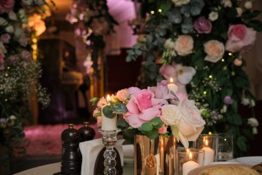 Düğün töreni. Renkli ışıklar. Yemek ziyafeti.