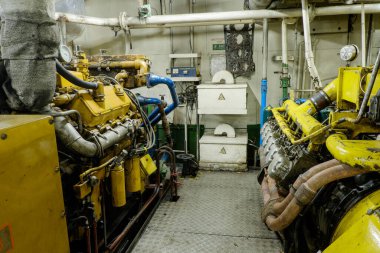 Ekstra büyük bir kargo gemisinin kontrol odası.