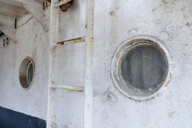 Mürettebat girişi için işaretli beyaz bir gemi kapısı.