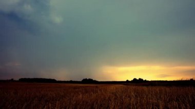 Karanlık hava bulutları ve gün batımında parlayan güneşin görkemli zamanı.. 