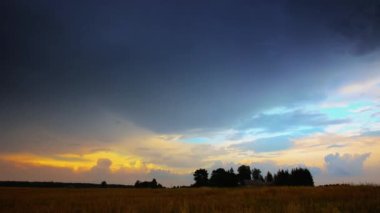 Karanlık hava bulutları ve gün batımında parlayan güneşin görkemli zamanı.. 