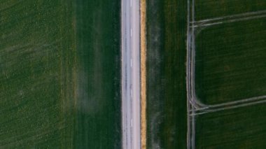 Yolda giden arabaların hava görüntüsü