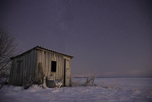 Gece Gökyüzü Yıldızı Kırsal Kesimde Kışın Kalabalık Bir Küçük Önünde — Stok video