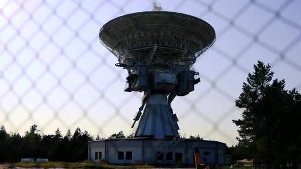 Советский Радиотелескоп Возле Заброшенного Военного Городка Ирбене Латвии Бывший Сверхсекретный — стоковое видео