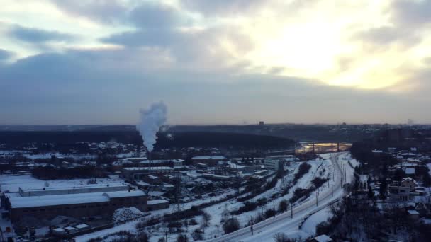 Flygfoto Panoramaflygning Runt Stadsbilden Vinter Koldioxidutsläpp Energi Rök Och Ånga — Stockvideo