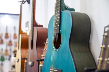 Şık, mavi akustik gitar yakın çekim, akustik gitar bir müzik dükkanında, seçici odak