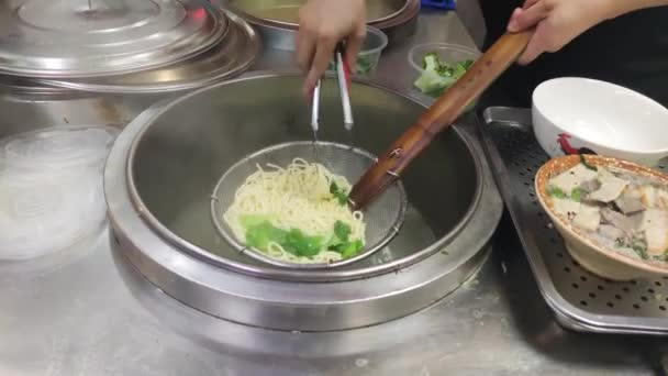 Gotowanie chińskich makaronów z warzywami w kadzi, azjatyckie jedzenie — Wideo stockowe