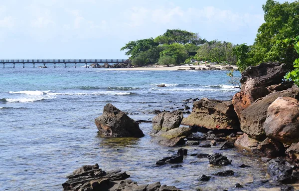 Zeegezicht Met Uitzicht Pier Grote Stenen Voorgrond — Stockfoto