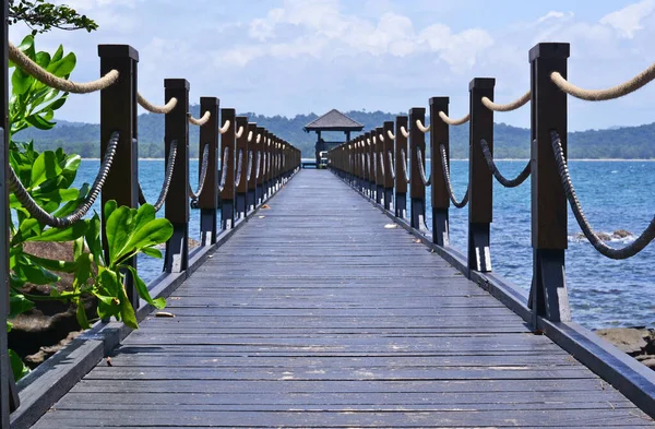 Trä Brygga Med Rep Staket Perspektiv Mot Bakgrund Havet Och — Stockfoto