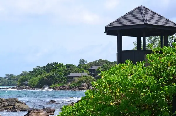 Rotsachtige Strand Verschillende Bungalows Met Uitzicht Zee Voorgrond Een Houten — Stockfoto