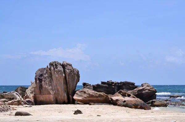 Duże Kamienie Piaszczystej Plaży Tle Morza Nieba Słoneczny Dzień — Zdjęcie stockowe